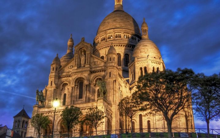 popular landmark in Paris
